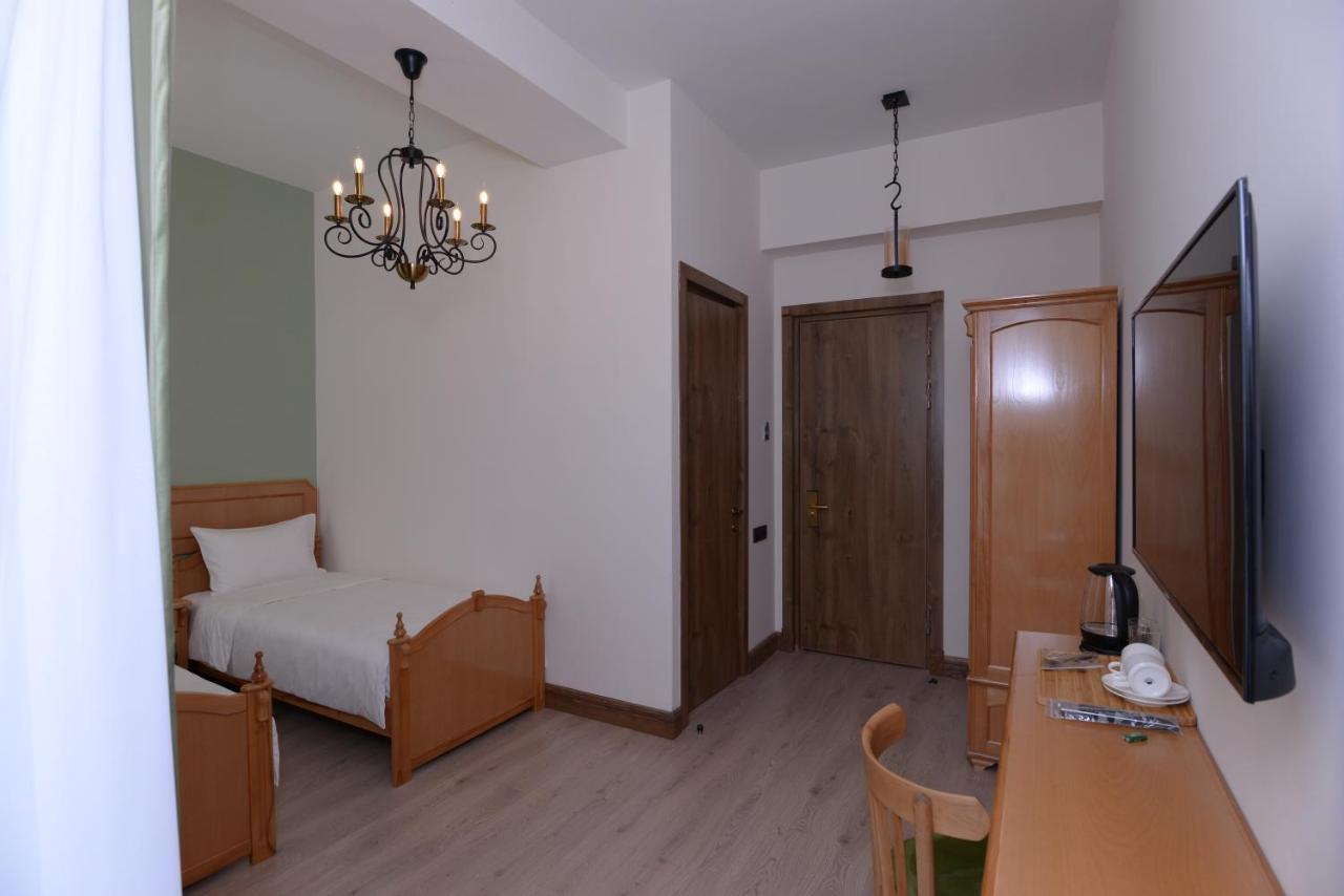 Old Avenue Hotel Gjoumri Kültér fotó
