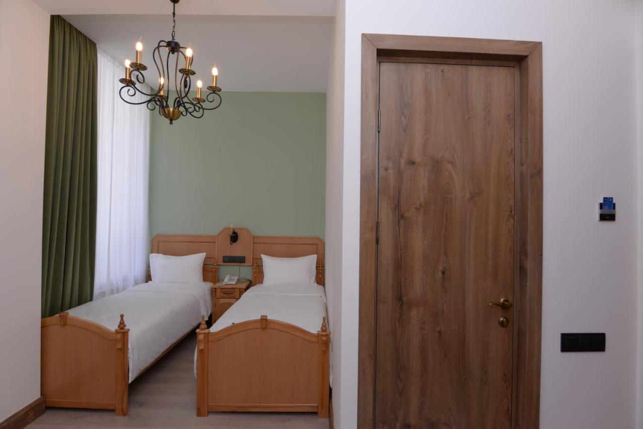 Old Avenue Hotel Gjoumri Kültér fotó