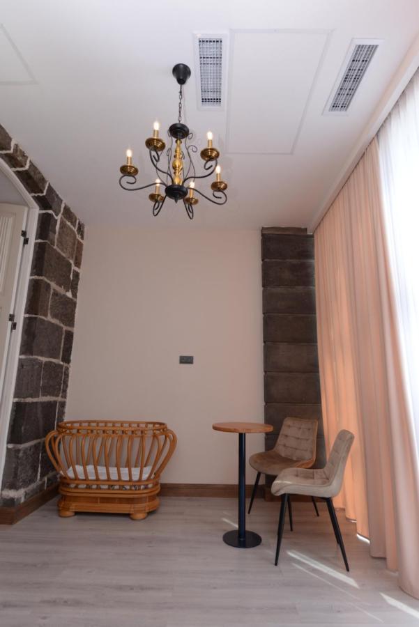 Old Avenue Hotel Gjoumri Kültér fotó