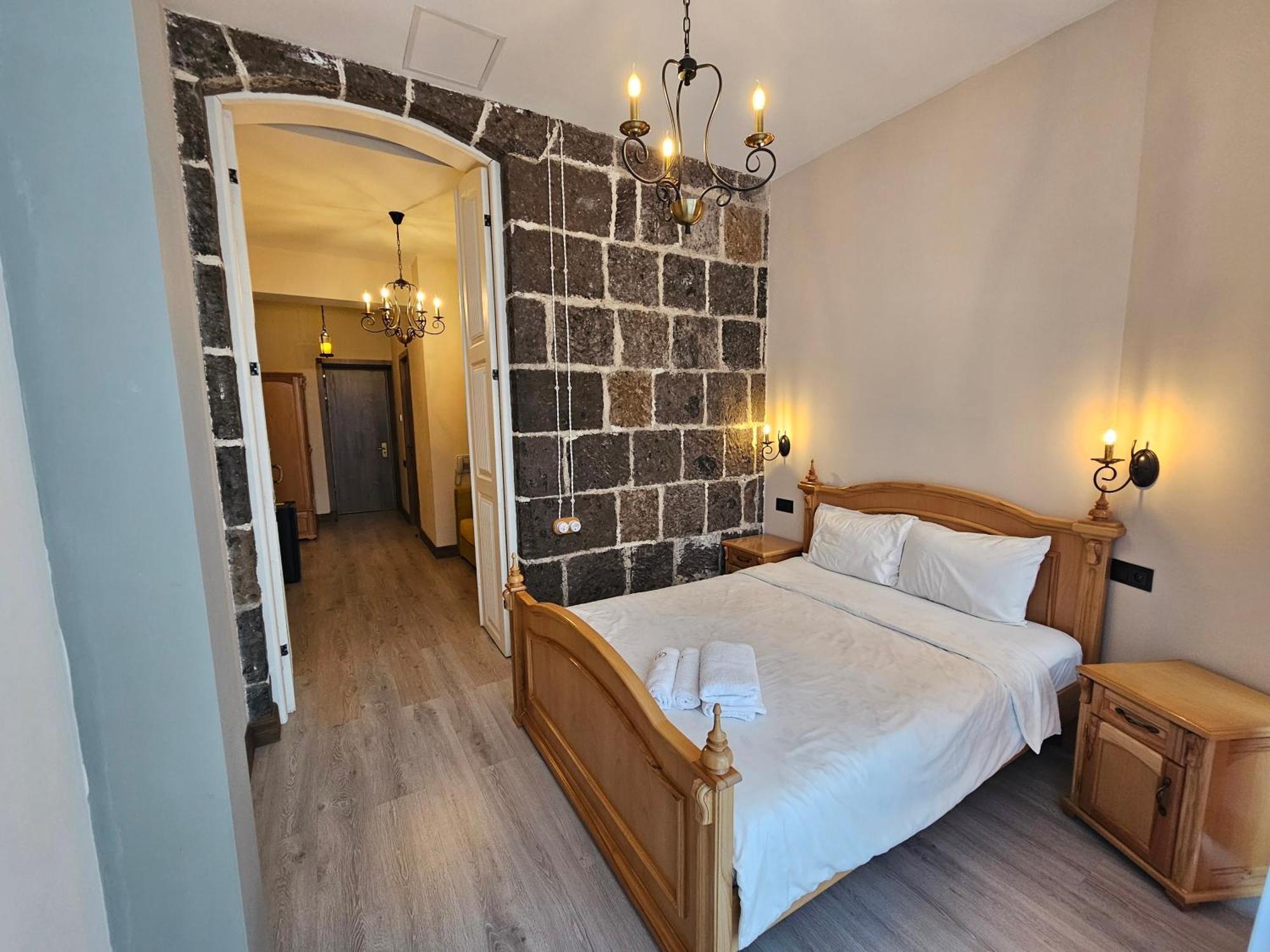 Old Avenue Hotel Gjoumri Kültér fotó