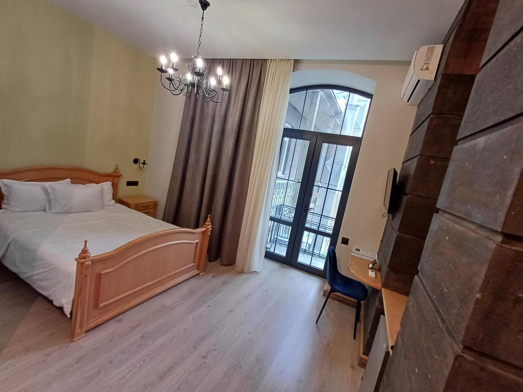Old Avenue Hotel Gjoumri Kültér fotó