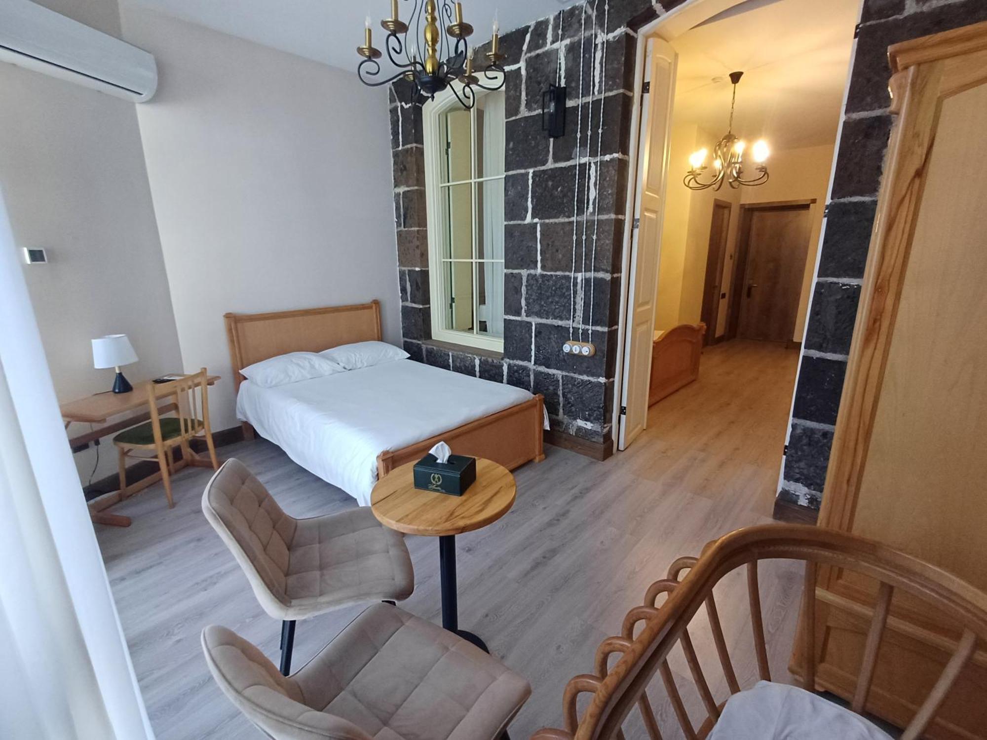 Old Avenue Hotel Gjoumri Kültér fotó
