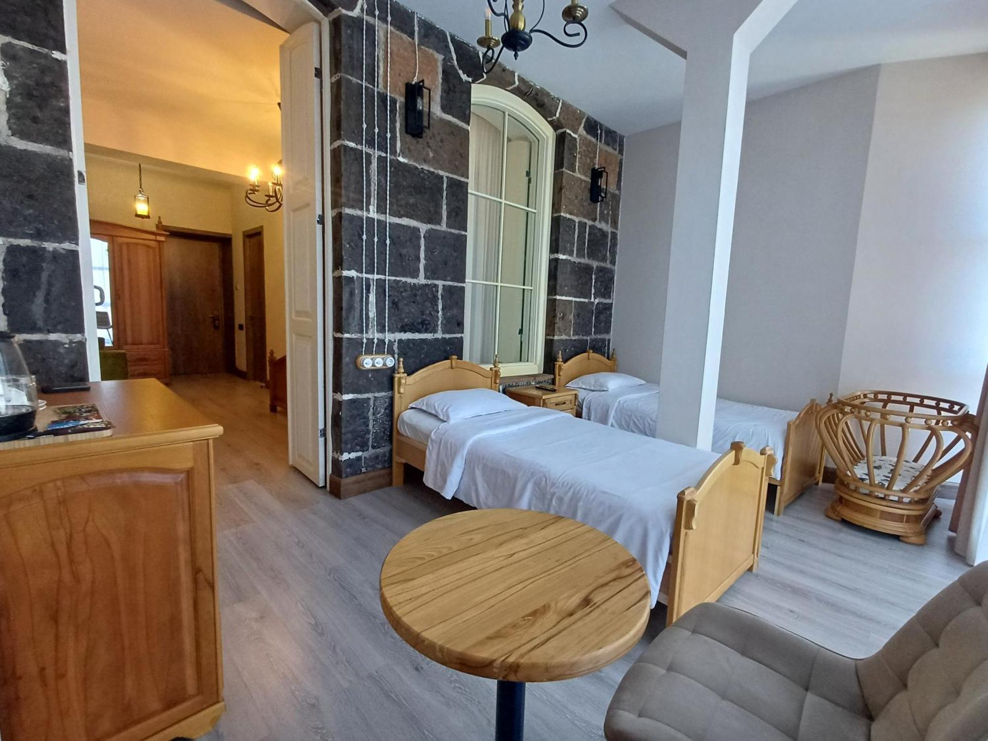 Old Avenue Hotel Gjoumri Kültér fotó