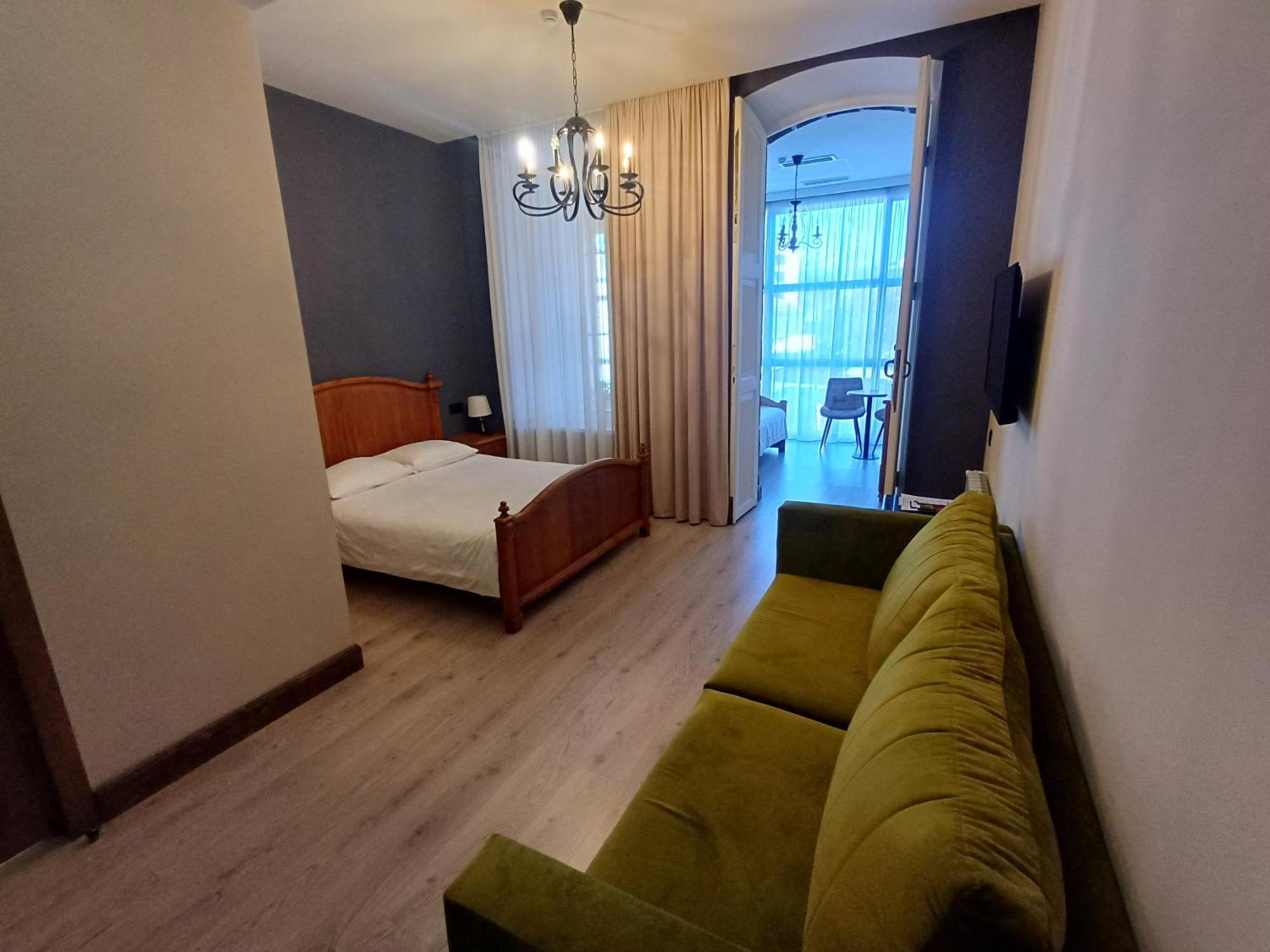 Old Avenue Hotel Gjoumri Kültér fotó